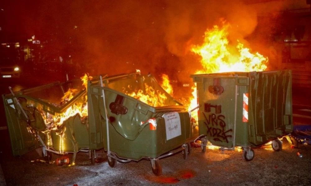 Καλλιθέα: Έβαλαν φωτιές σε 14 κάδους απορριμμάτων τα ξημερώματα